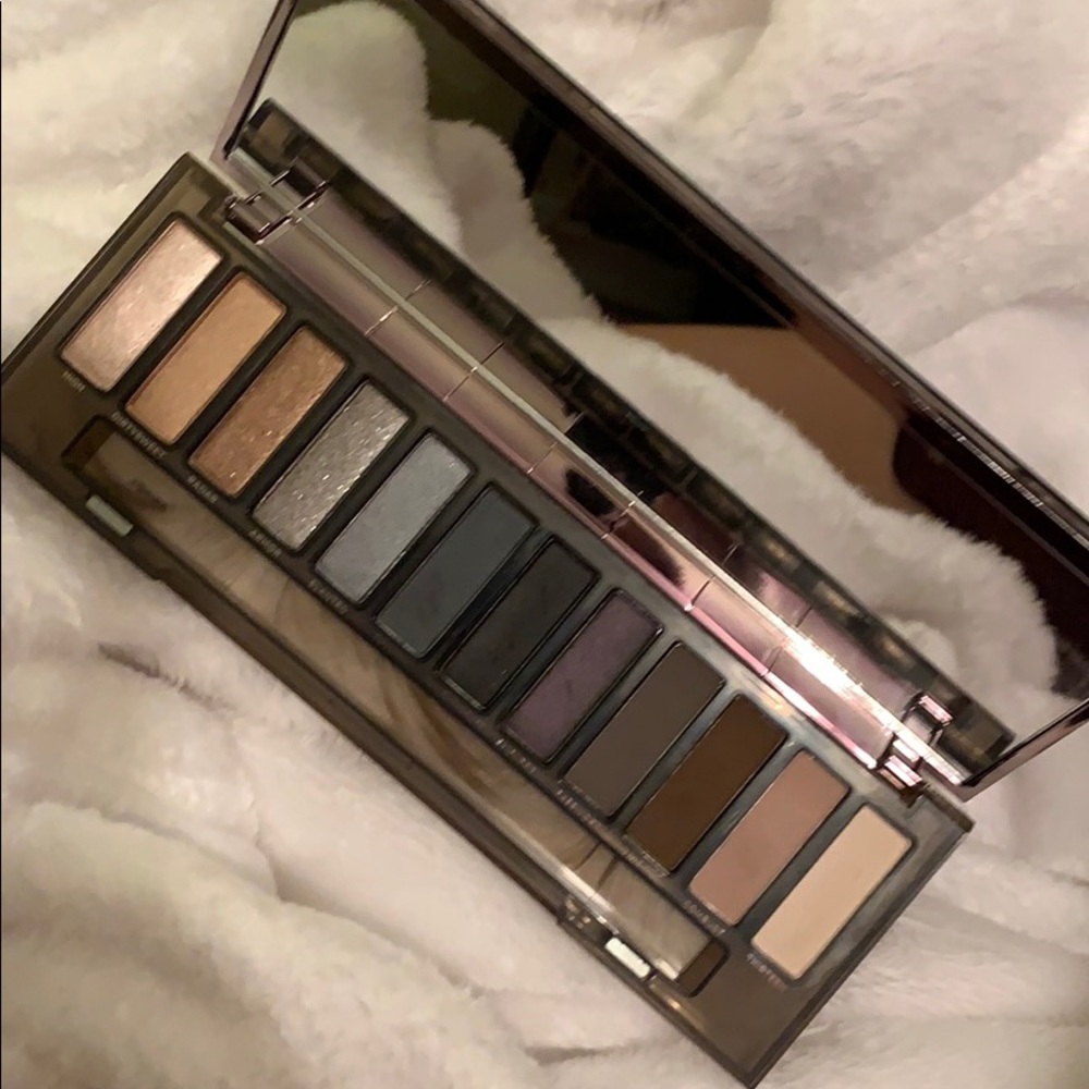 URBAN DECAY smoky palettr
